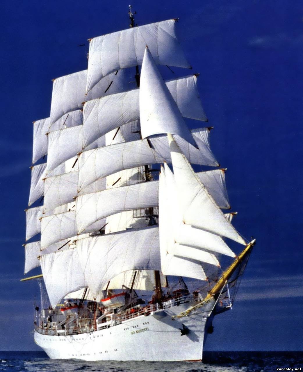 Корабль с парусами