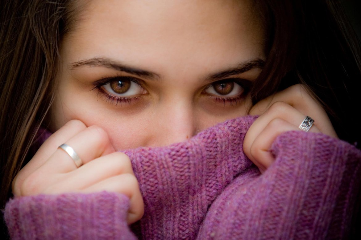 Девушка прикрывает лицо