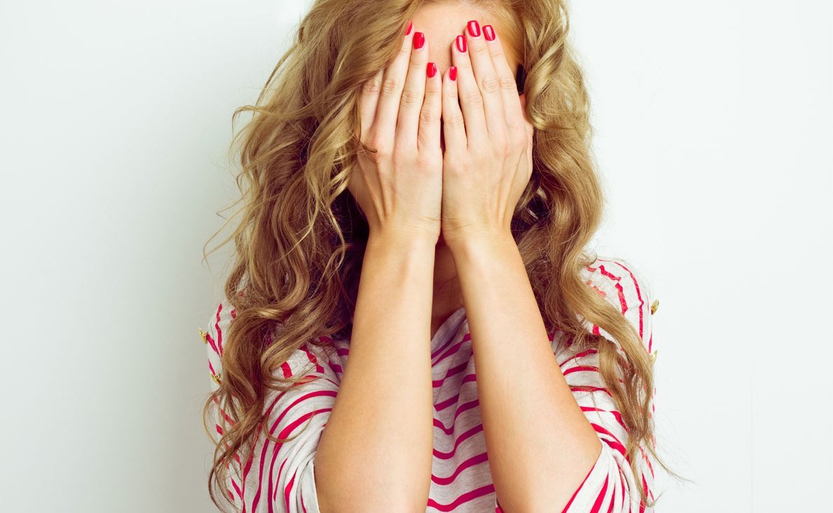 Стеснительная улыбка