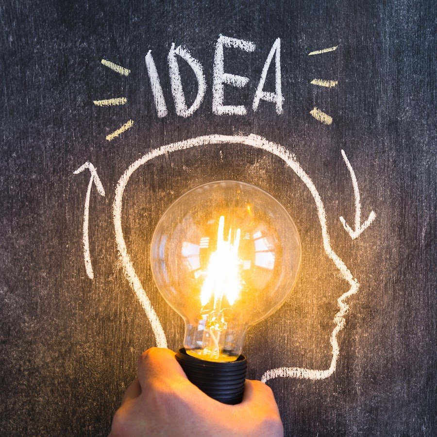 Человек с лампочкой в руке