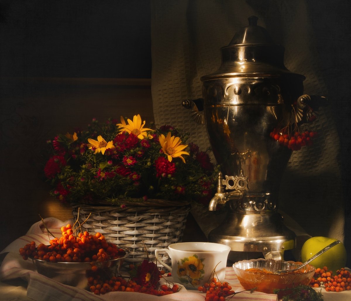 Добрый вечер с цветами и кофе