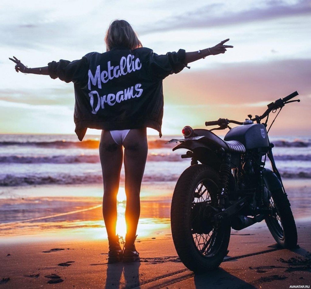 Байкер на закате