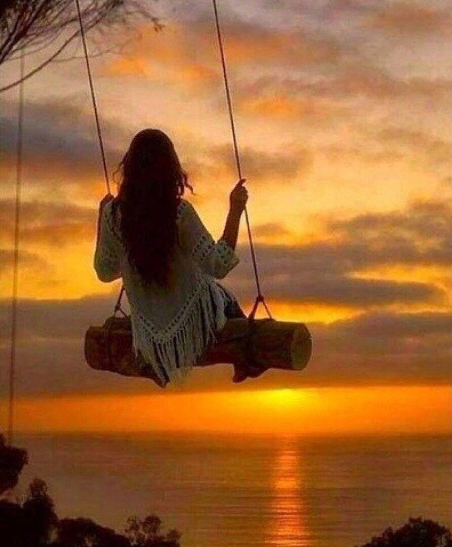 Девушка на качелях тень