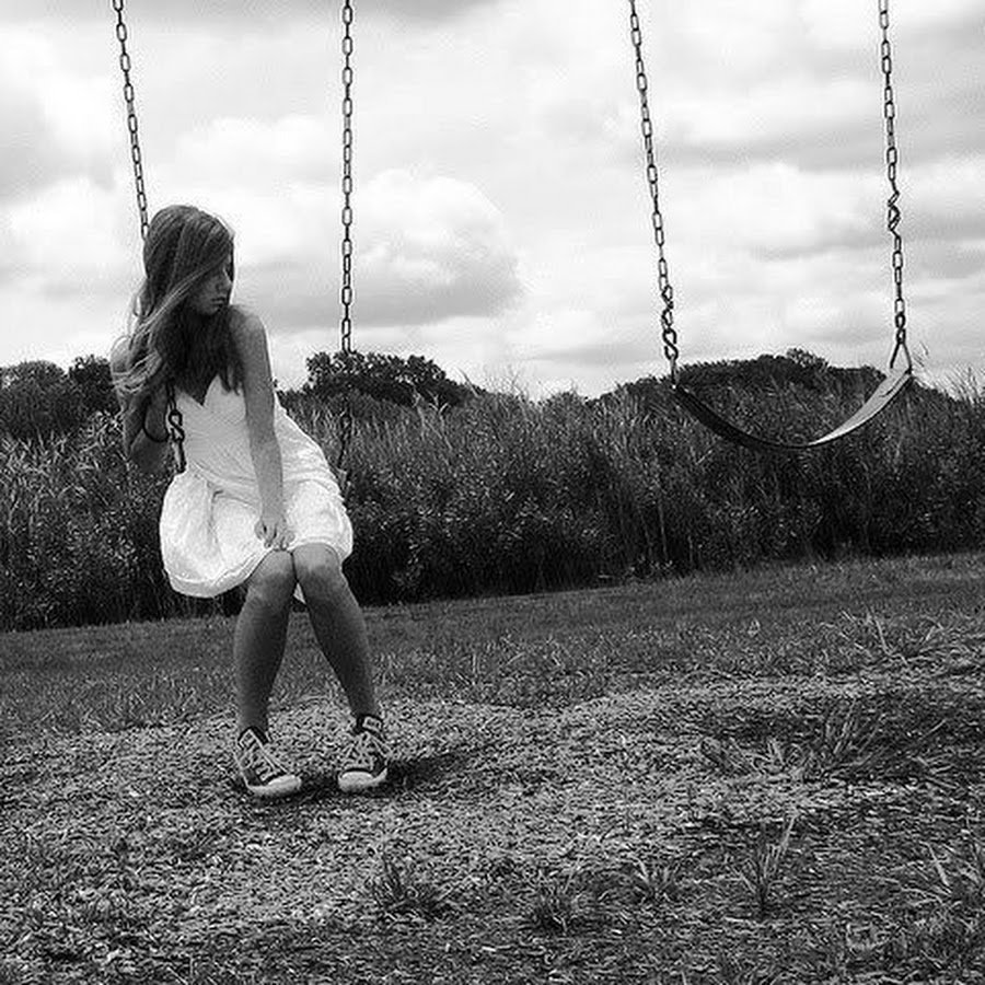 Девочка на качелях