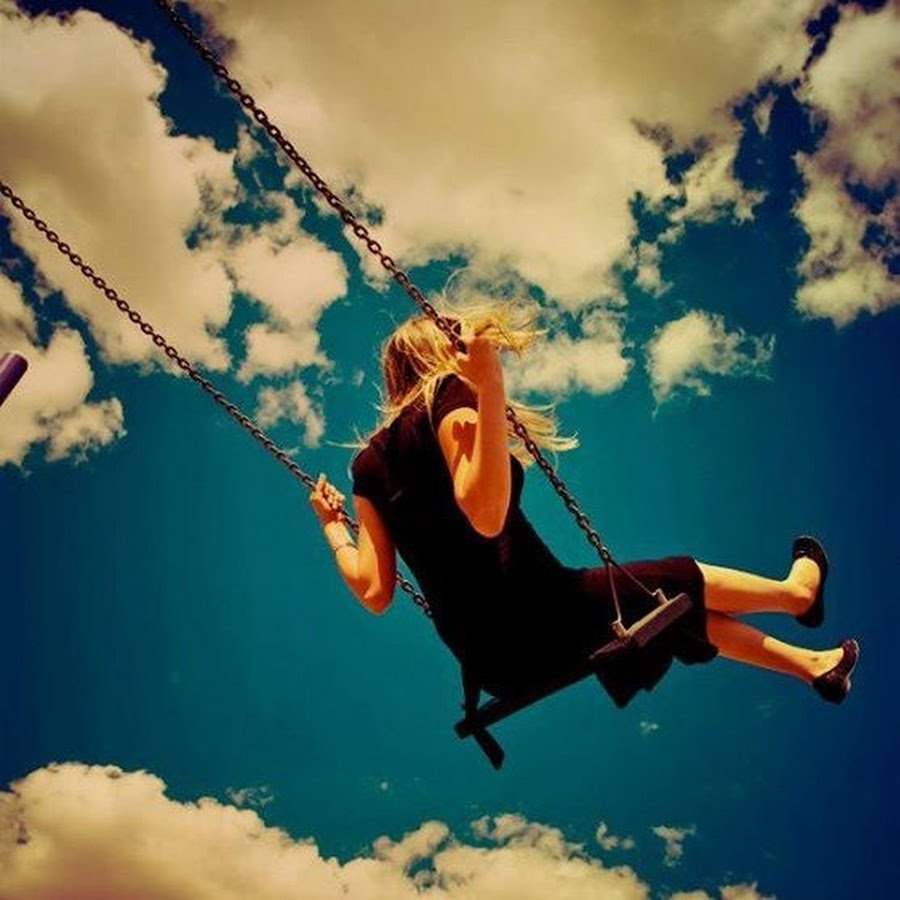 Красивая девушка на качелях