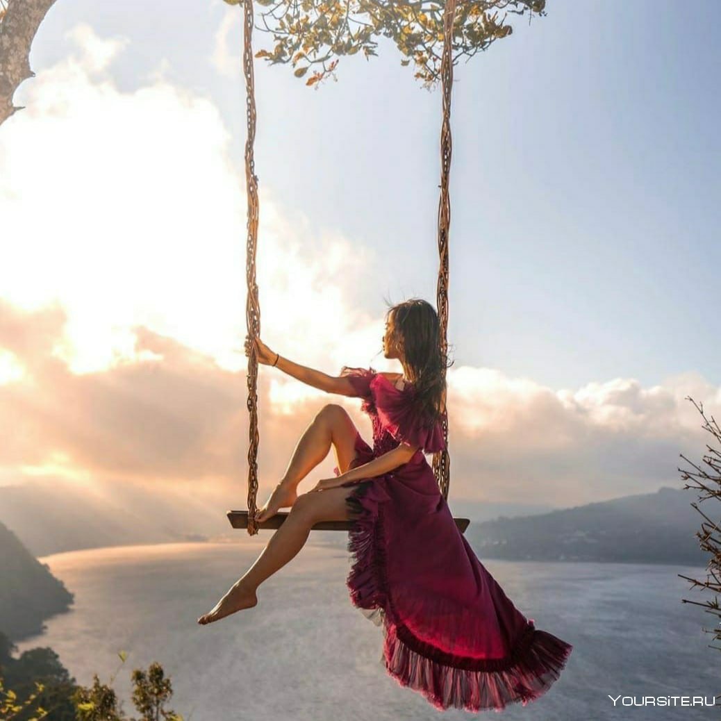 Девушка на качелях рисунок