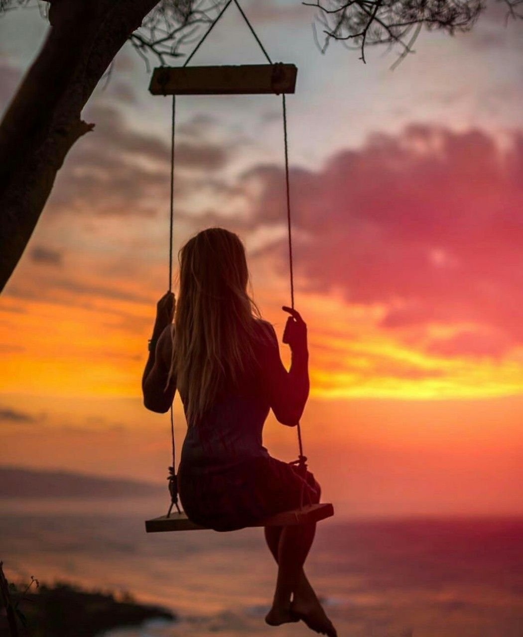 Аниме девушка на качелях