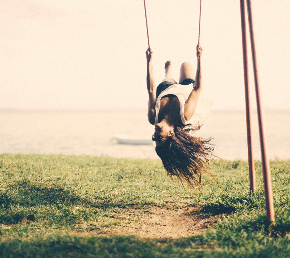 Девочка на качелях