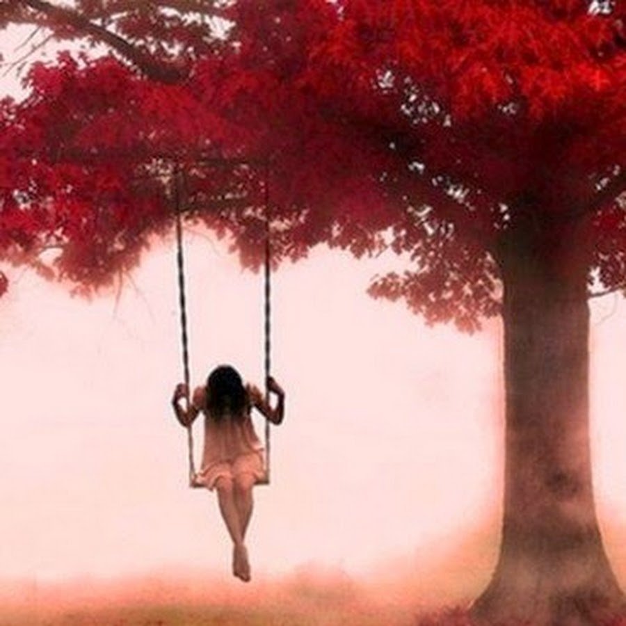 Счастливая девушка на качелях