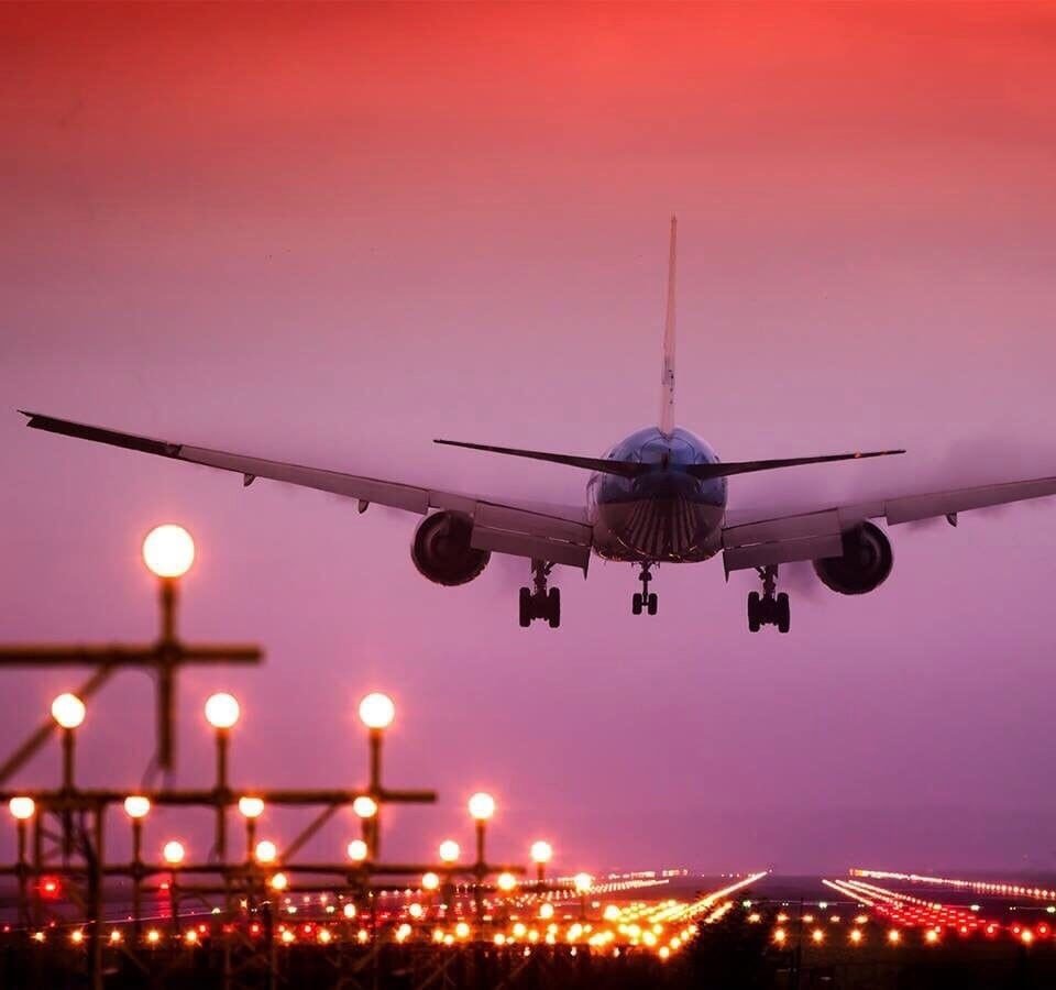 Взлет самолета на закате