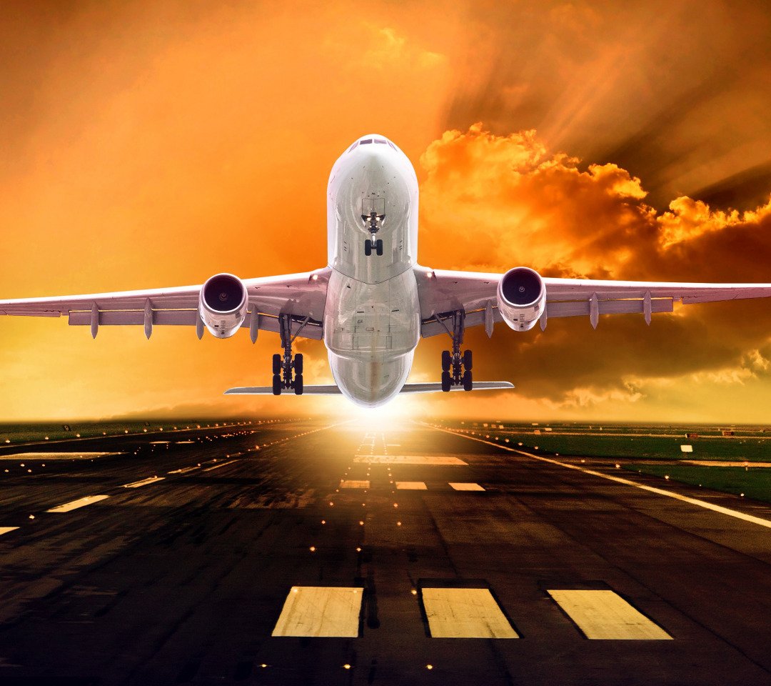Пассажирский самолет на взлетной полосе
