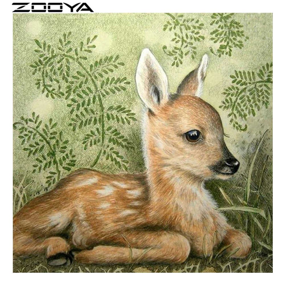 Олененок сидит