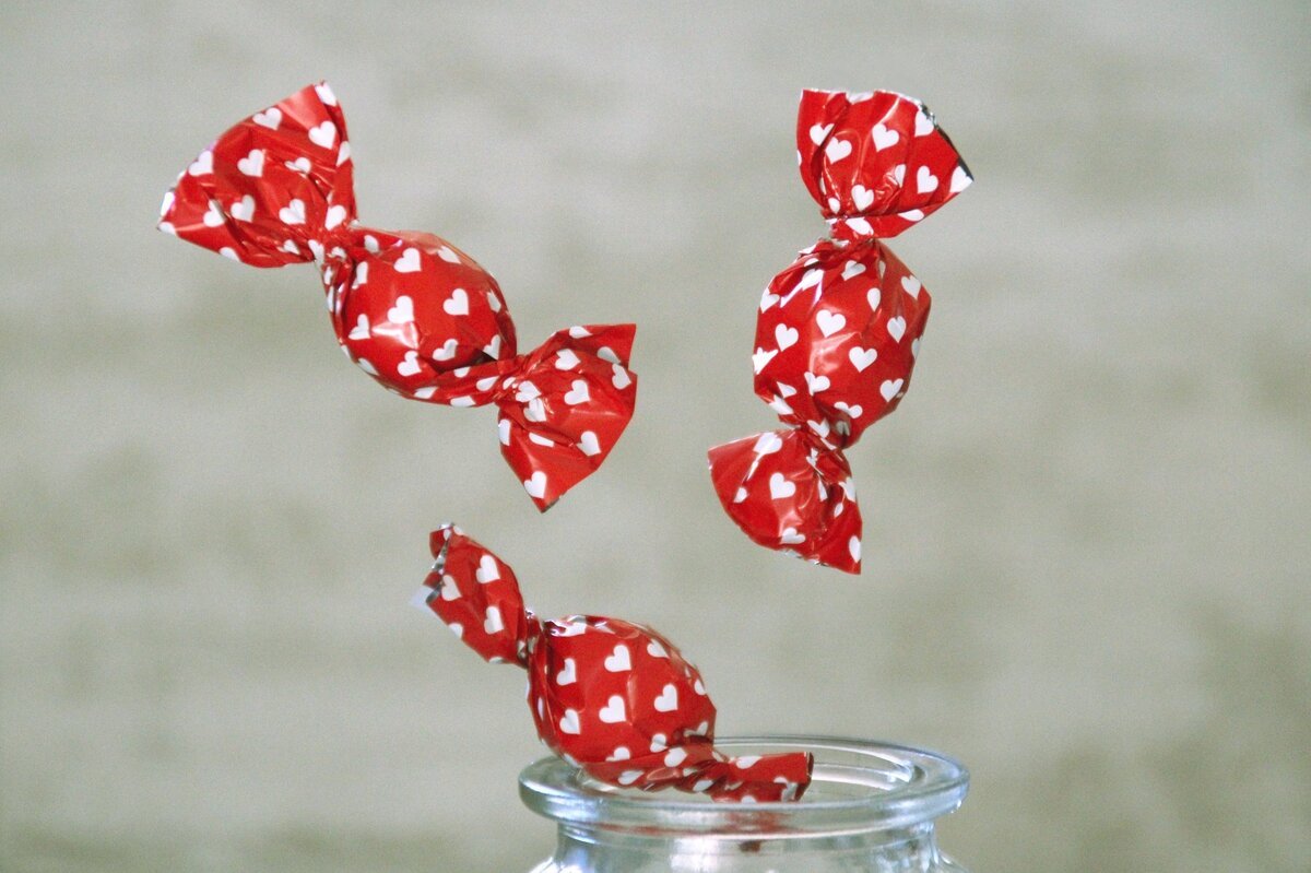 Три конфетки