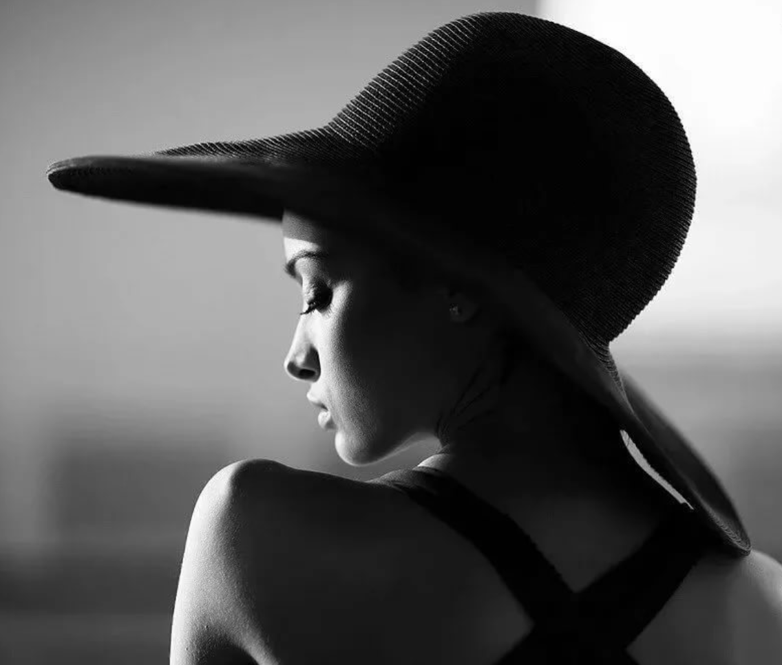 Девушка в шляпе