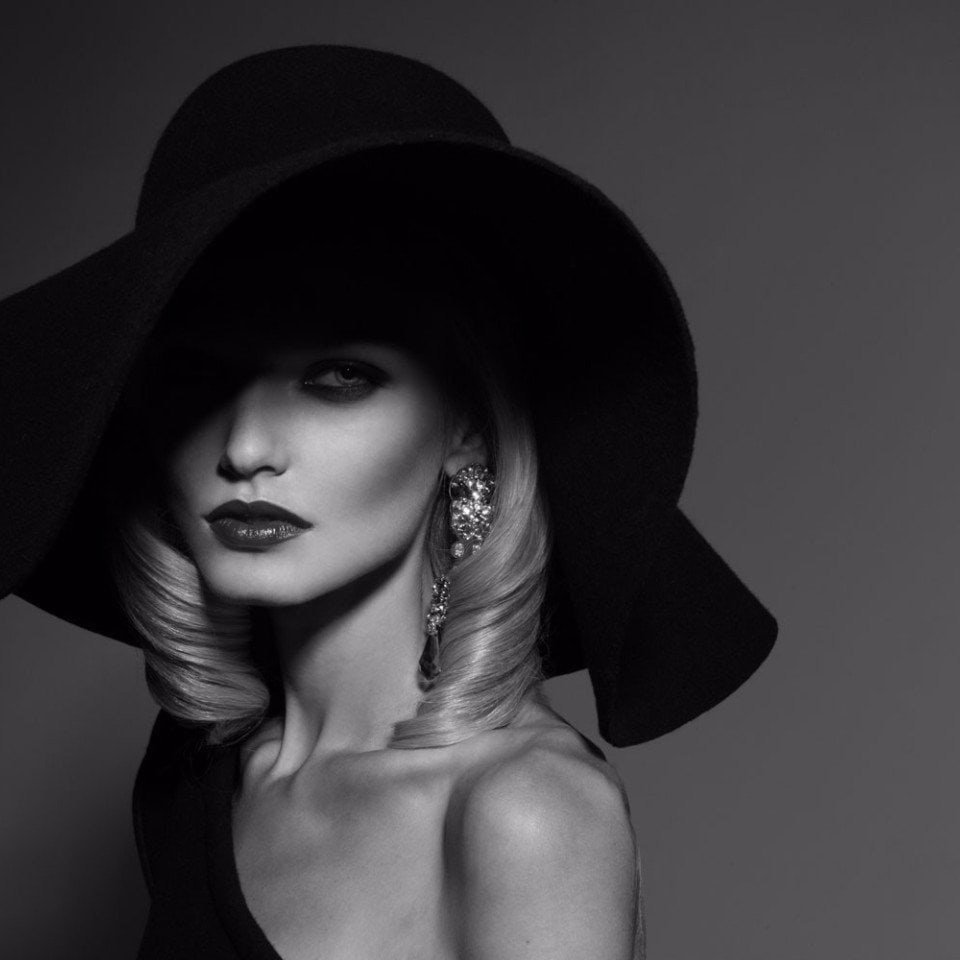 Знаменитость в черной шляпе