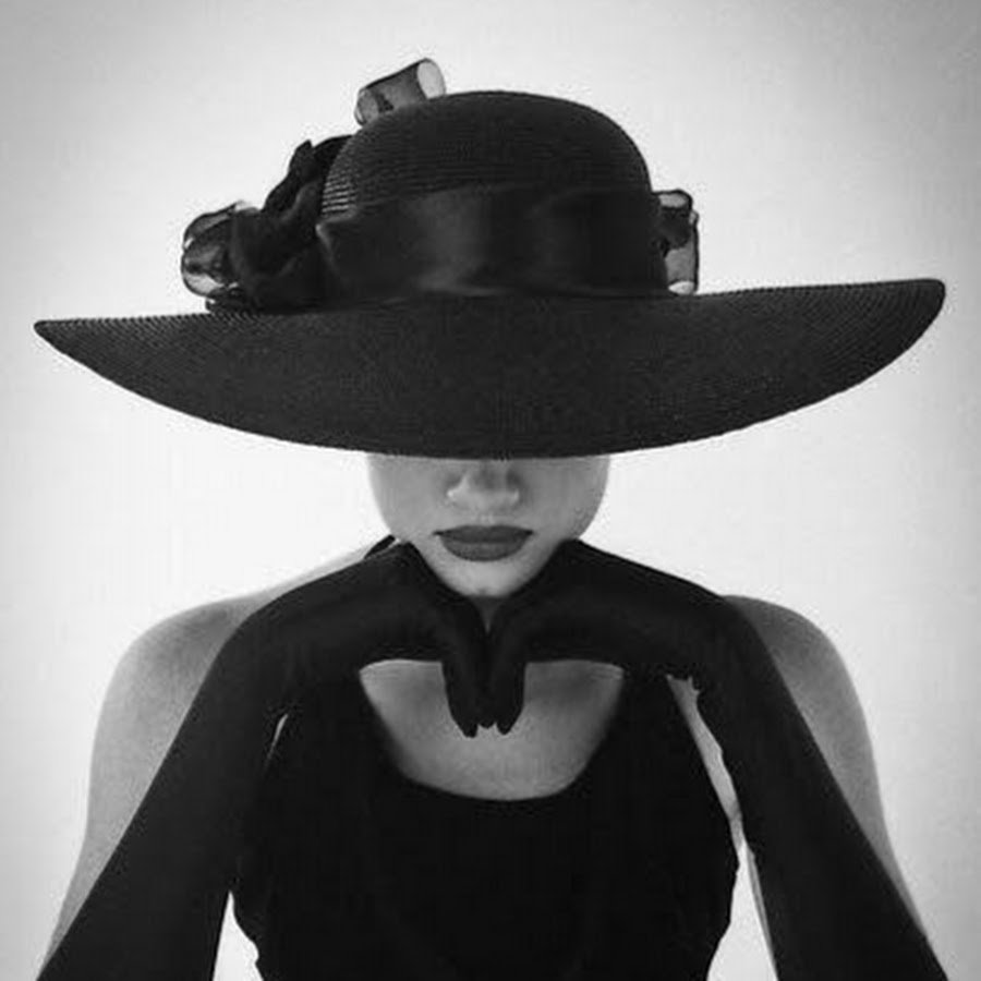 Девушка в шляпе с галстуком без лица