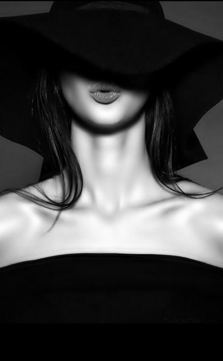 Стильная девушка с маникюром