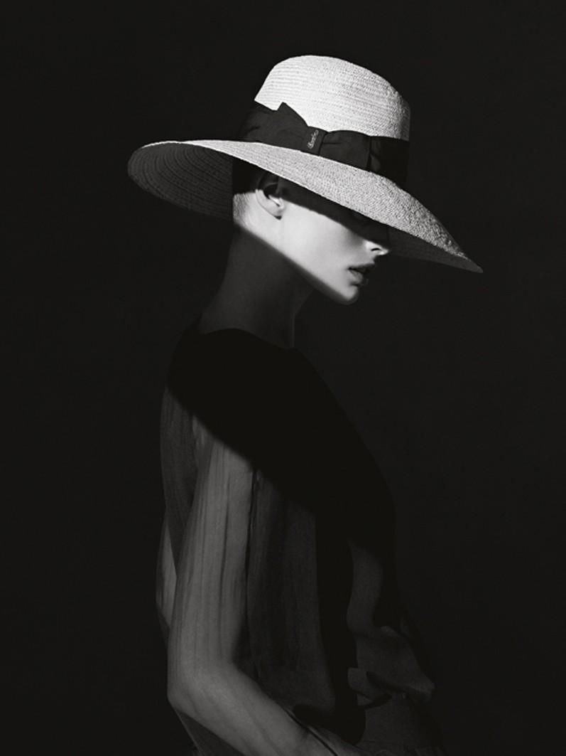 Девушка в шляпе