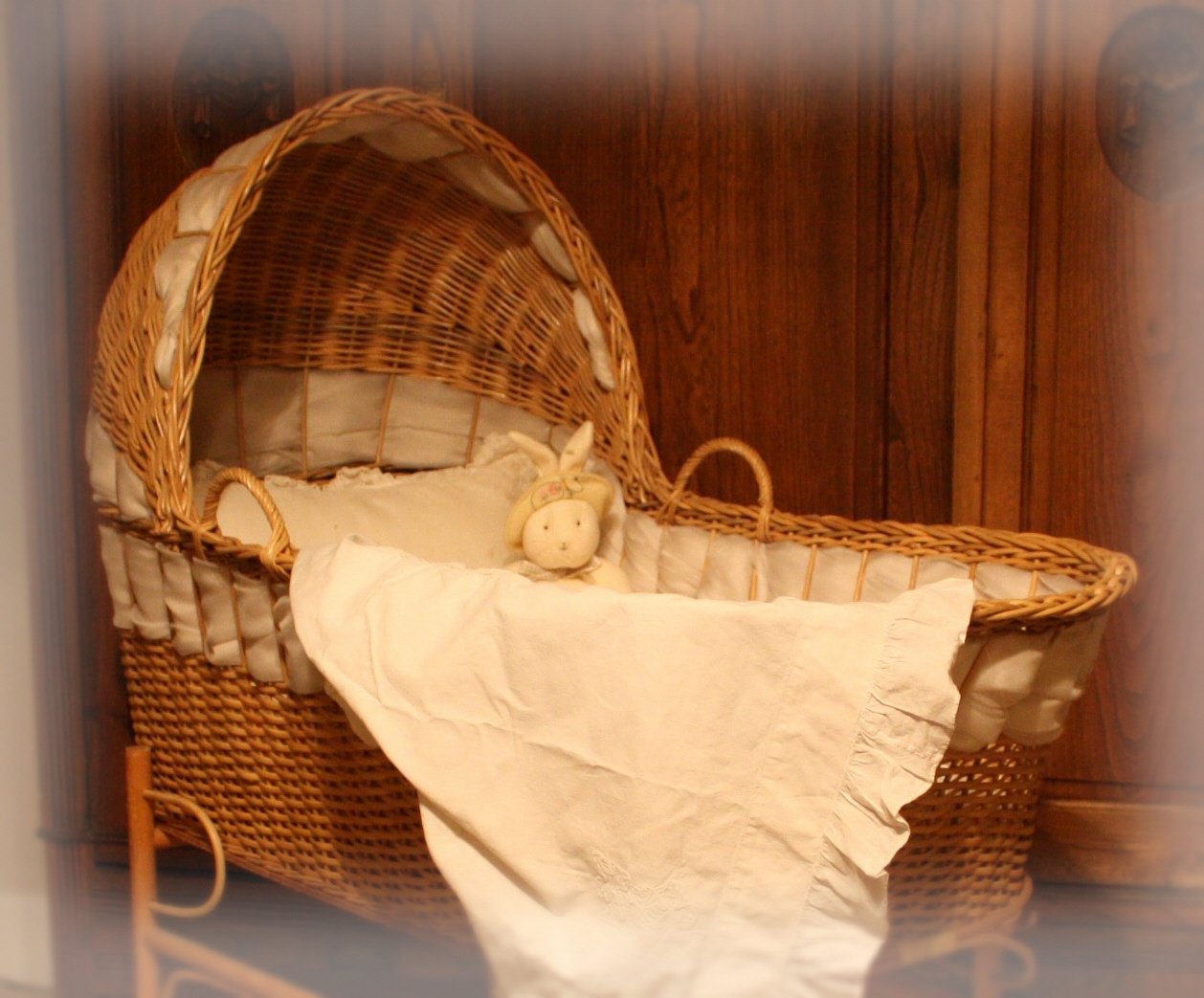 Она качала детскую люльку и испуганно глядела. Зыбка колыбель люлька 19 век. Старинные кроватки для новорожденных. Старинная плетёная люлька для новорожденных. Плетеные кроватки для новорожденных.