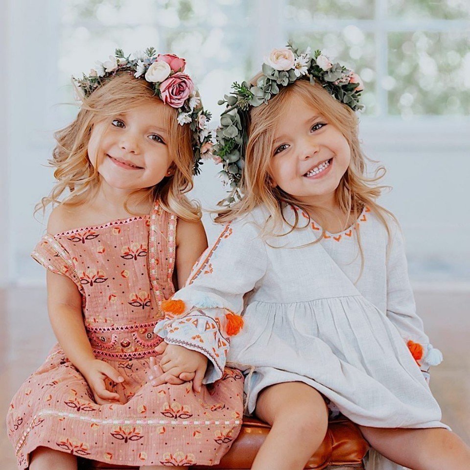 Красивые малыши Близнецы