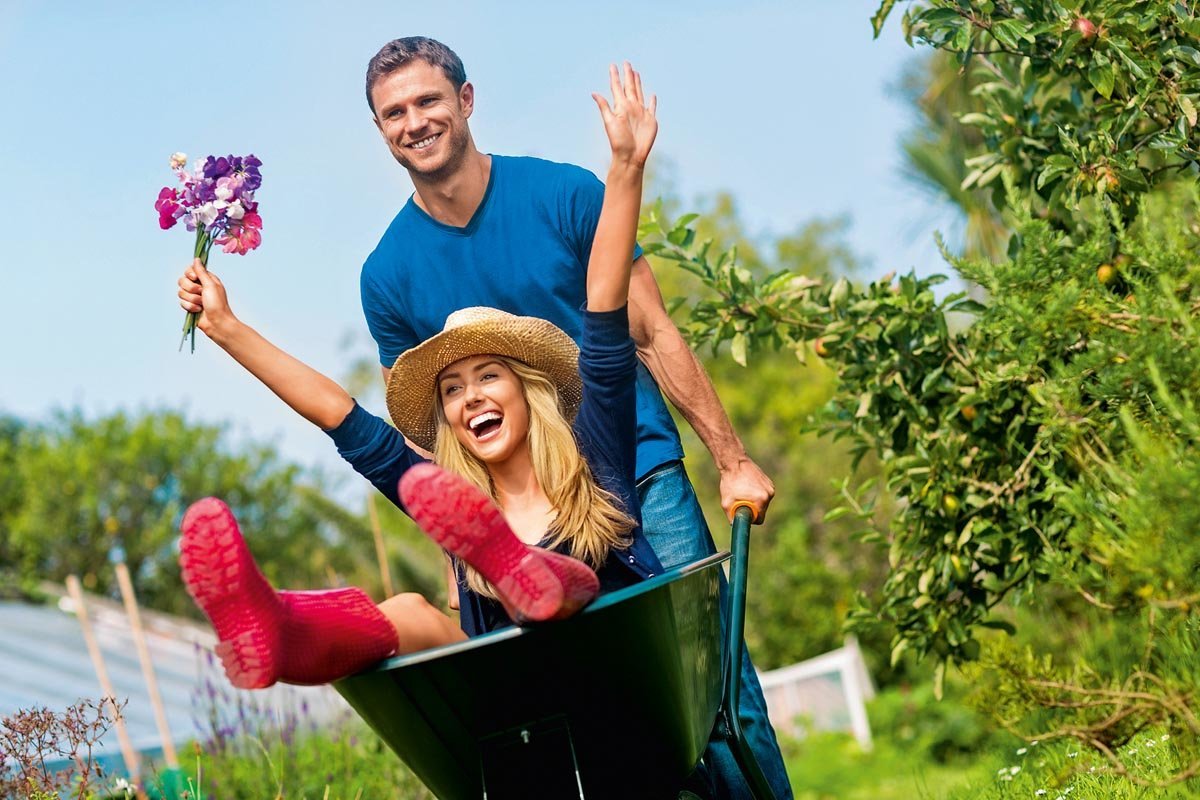 Счастливые люди на даче