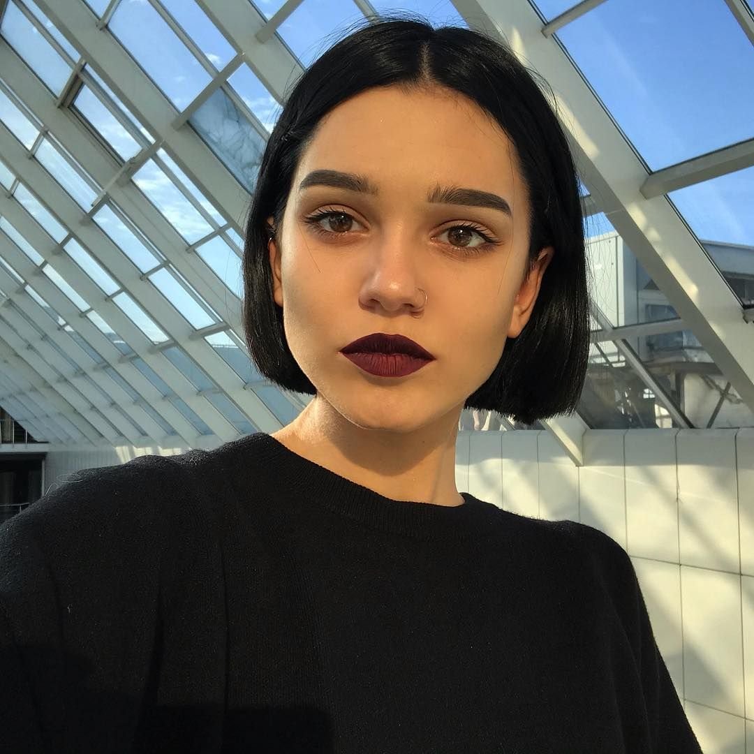 Блогерша с короткими чёрными волосами