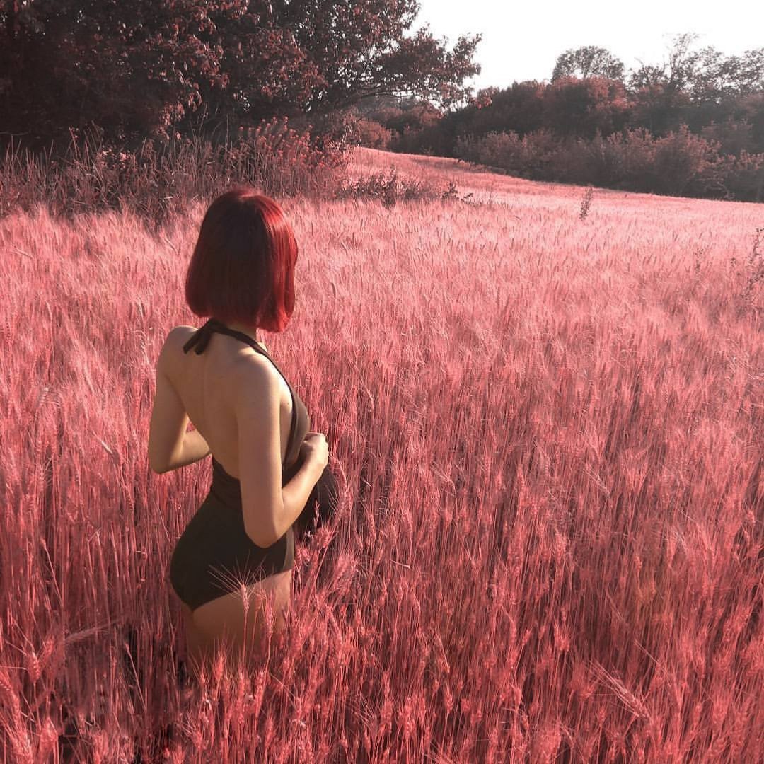 Девочка с короткими волосами без лица