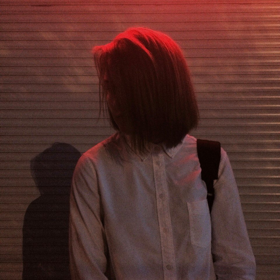 Девушка с каре со спины