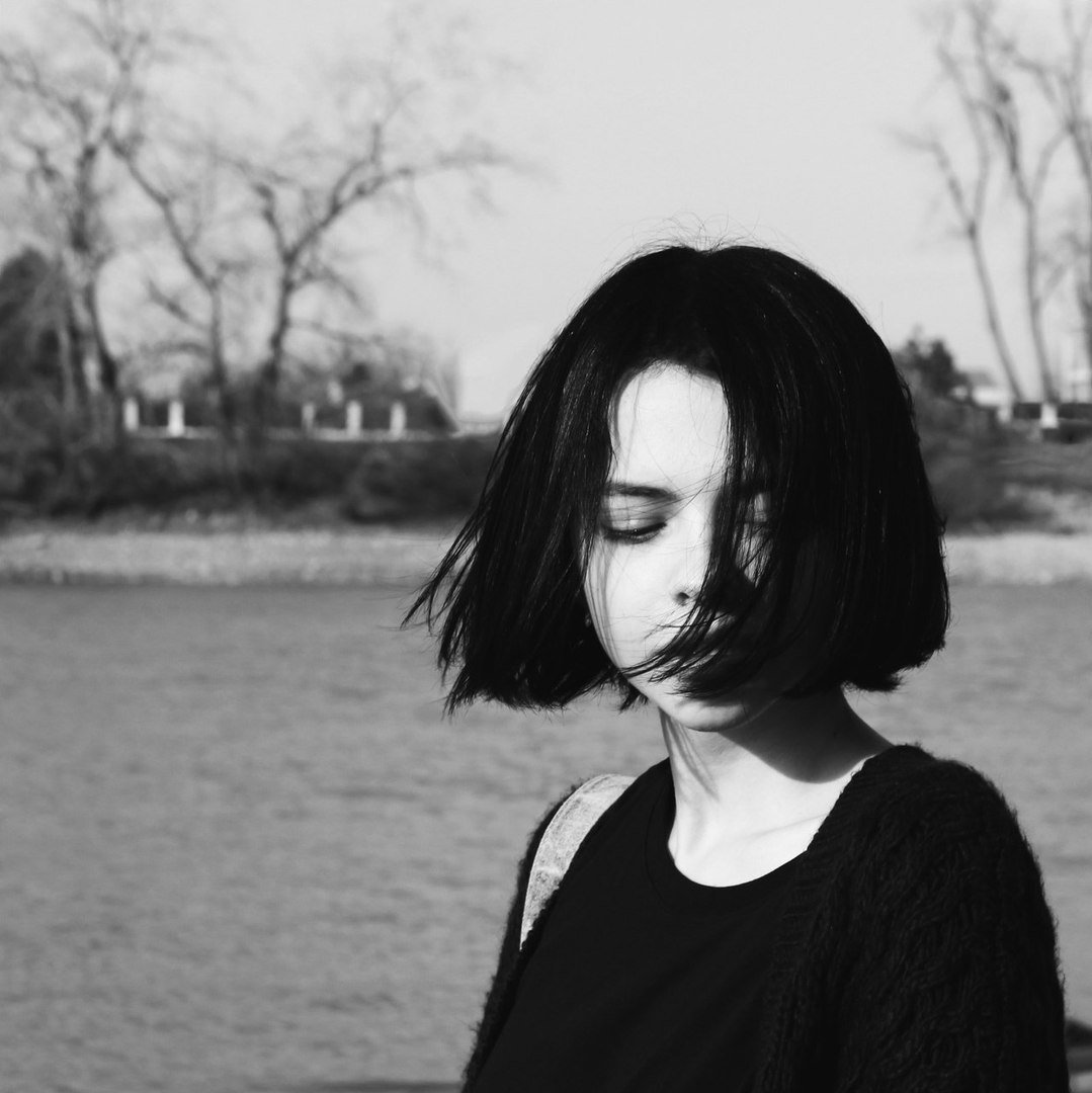 Люси Хейл с короткой стрижкой