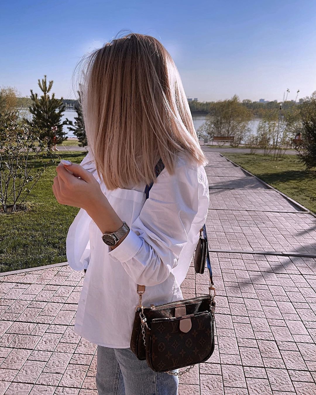 Девушка с каре со спины