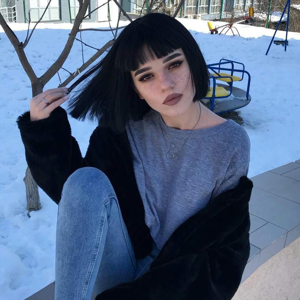 Брюнетка с каре со спины