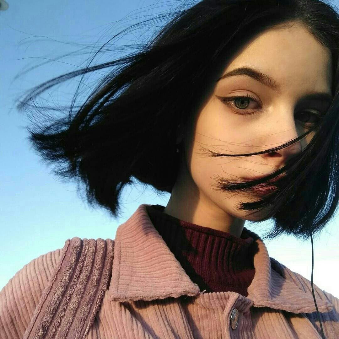 Девушка с каре без лица