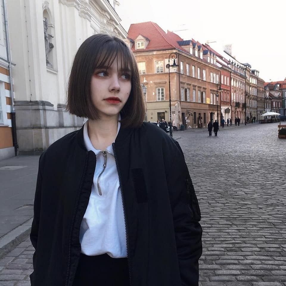 Девушка с каре без лица