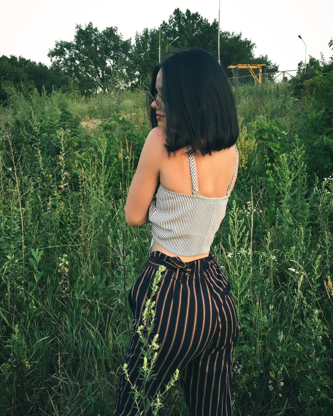 Девочка с каре в очках арт