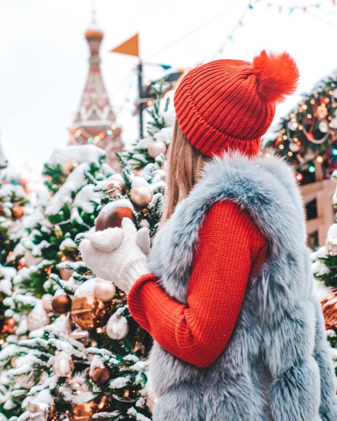 Девушка у елки со спины