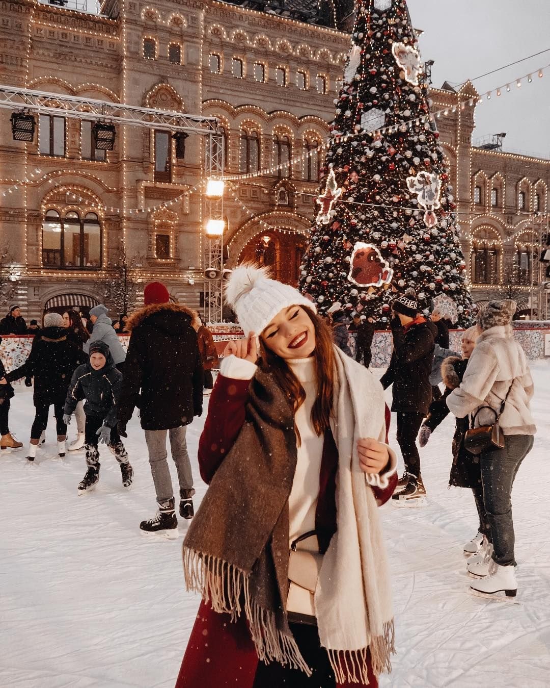 Новогодняя ель в снегу