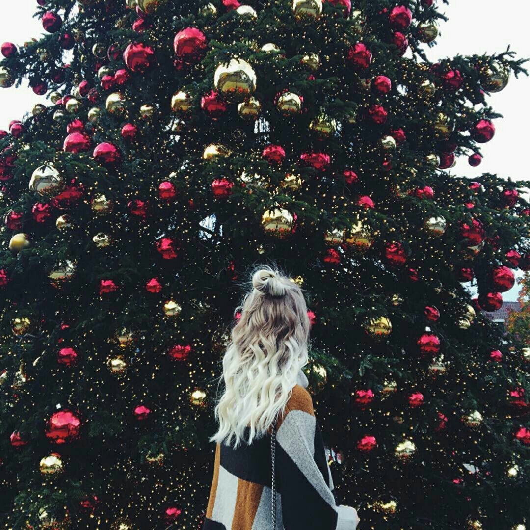 Девушка в снегу