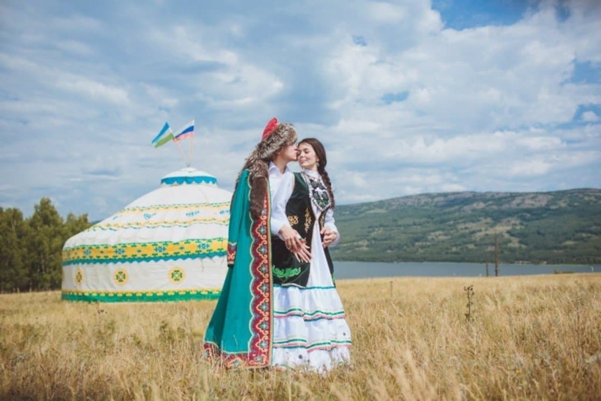 Башкиры на фоне Юрты