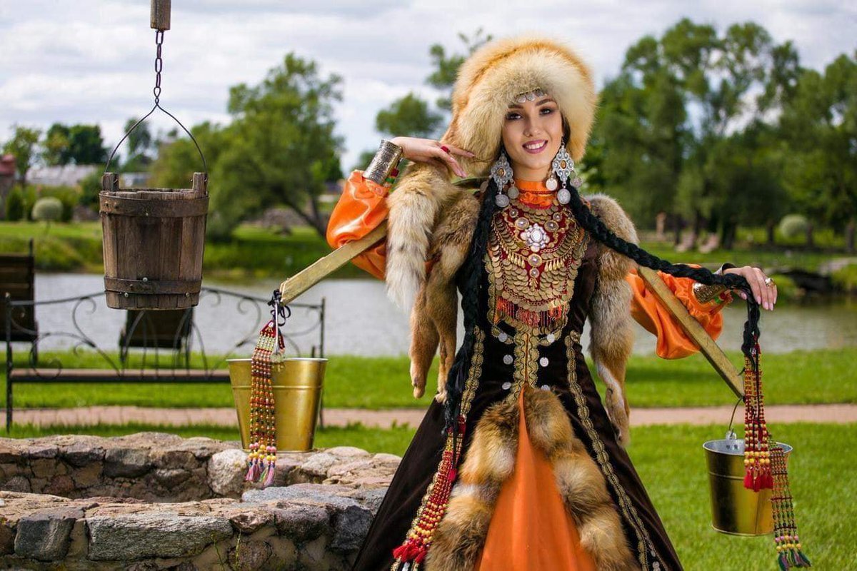 Девушка в башкирском костюме