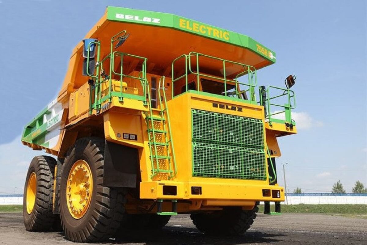 БЕЛАЗ-75710 рядом с КАМАЗОМ