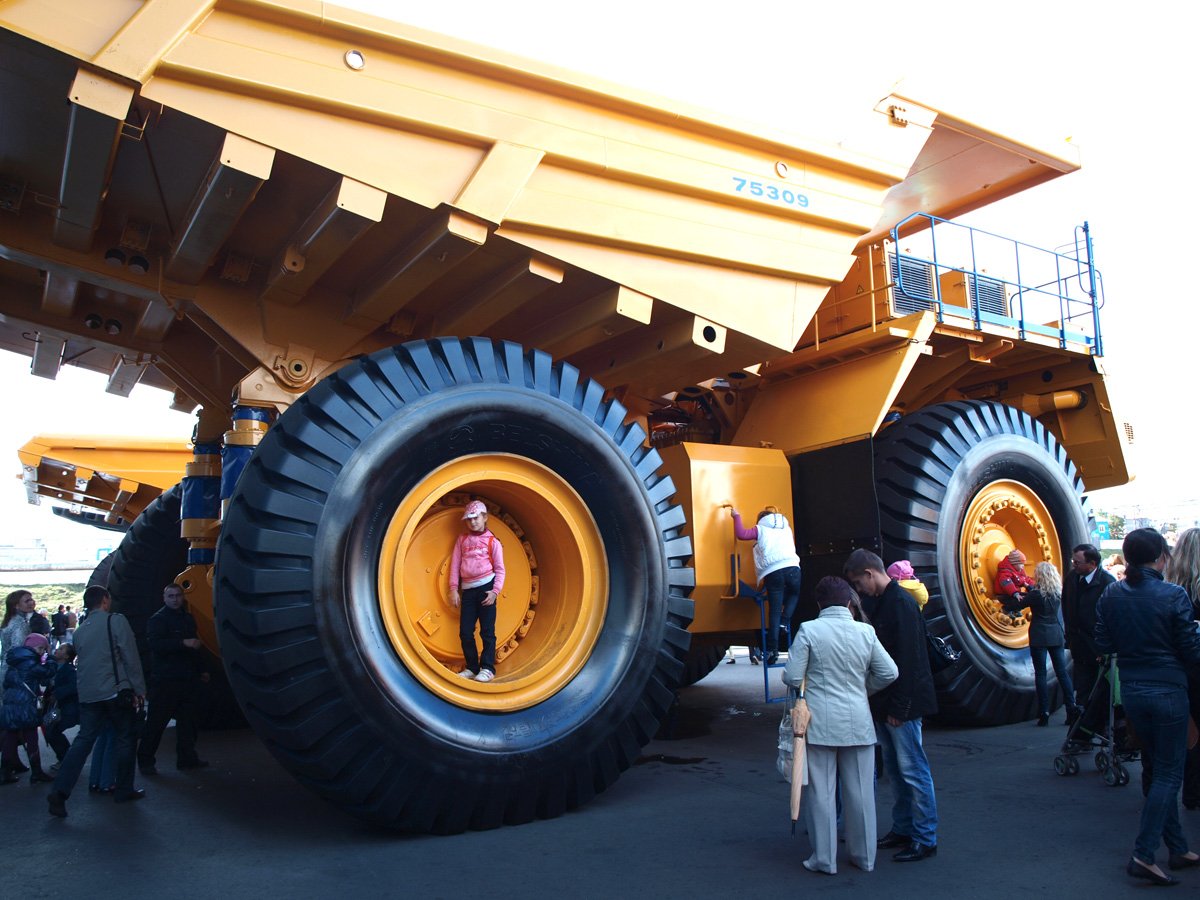 БЕЛАЗ-75710 И КАМАЗ