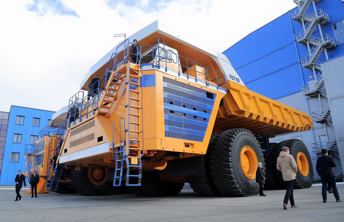 БЕЛАЗ И человек