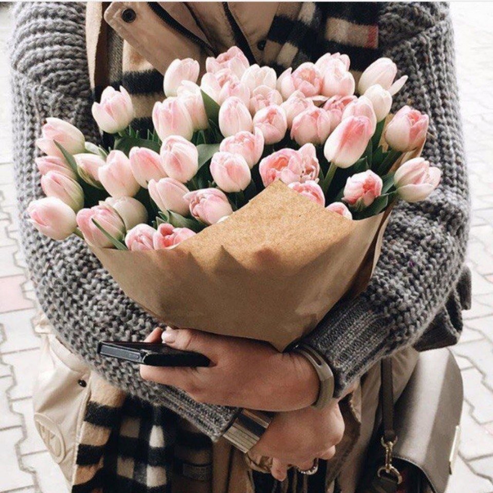 Цветы в руках у девушки