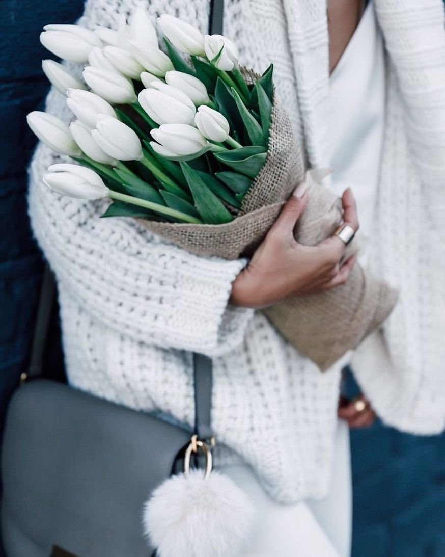 Девушка с белыми тюльпанами