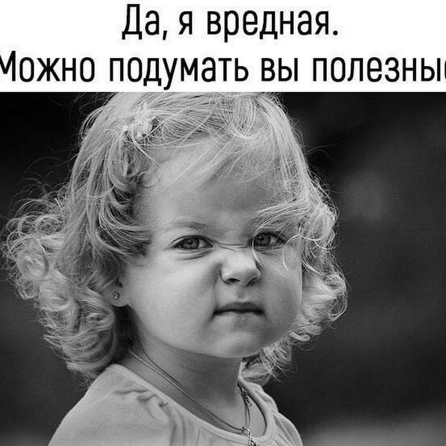 Ребенок и взрослый на улице