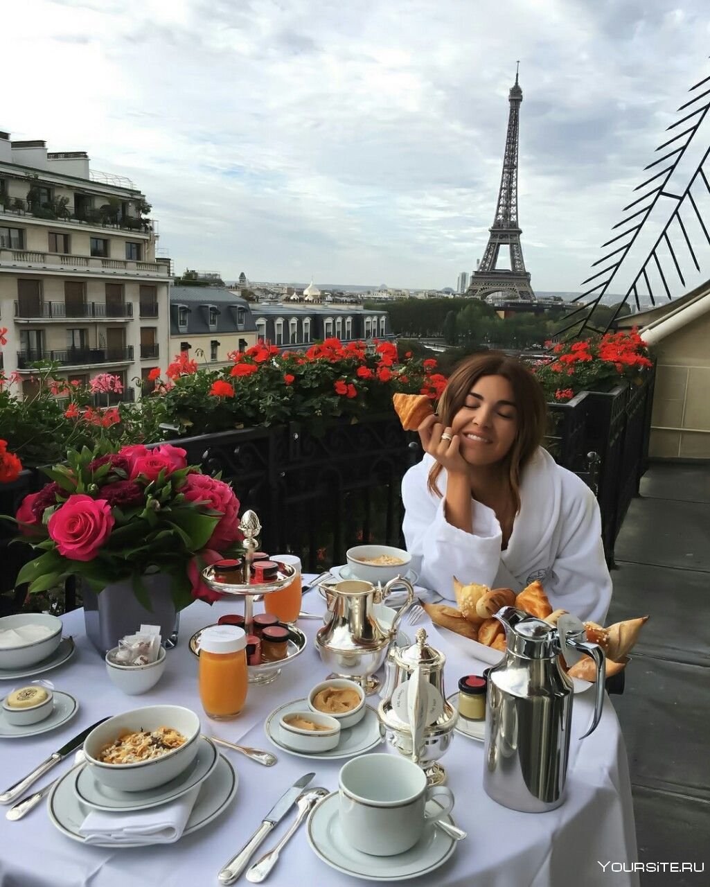 Кафе в Париже с видом на Эйфелеву башню