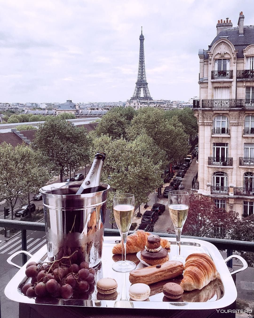 Красивый завтрак на балконе