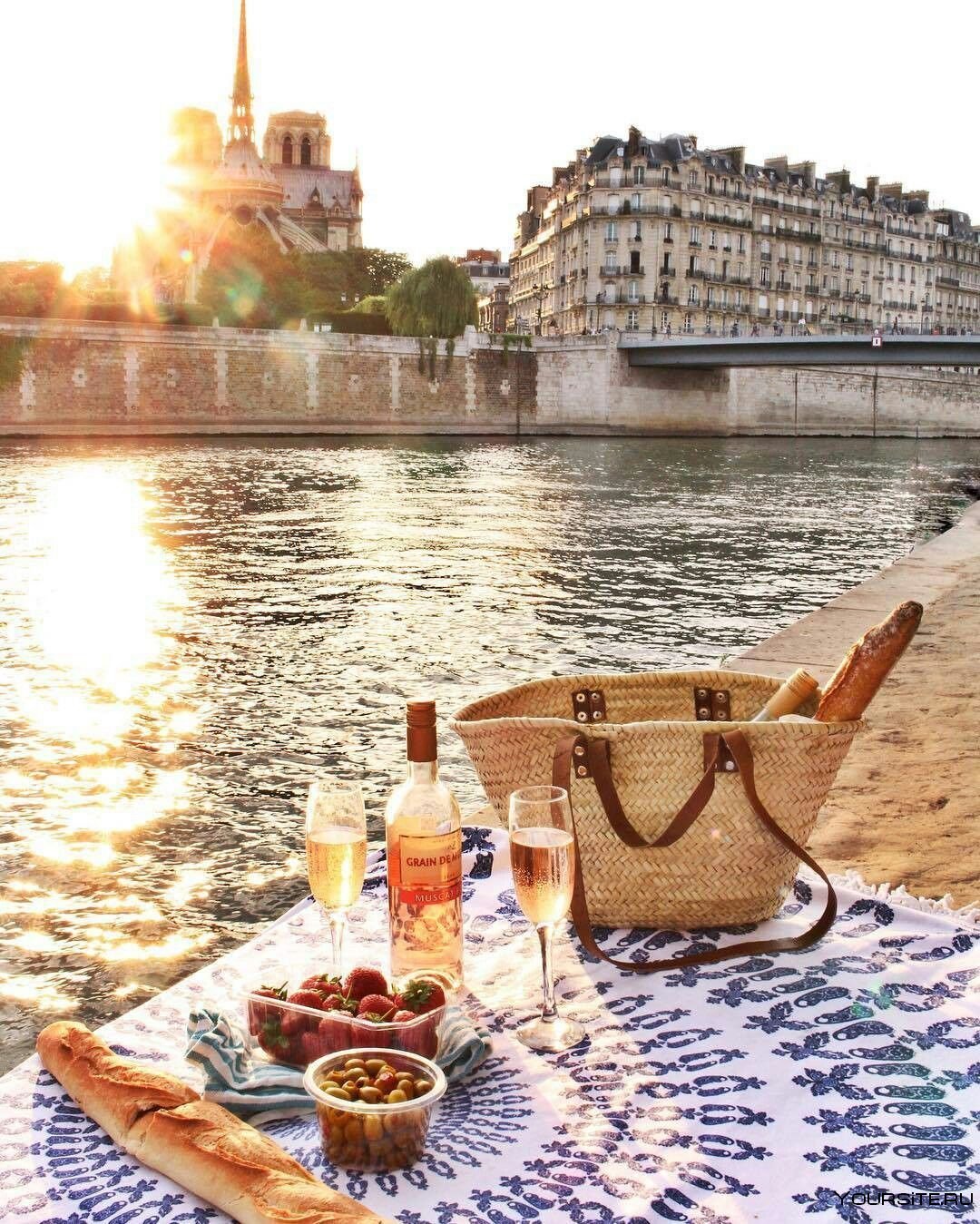 Завтрак с видом на Эйфелеву башню