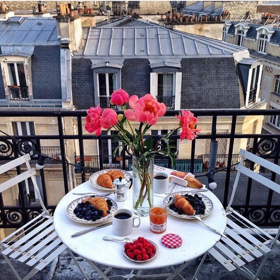 Завтрак в парижском кафе