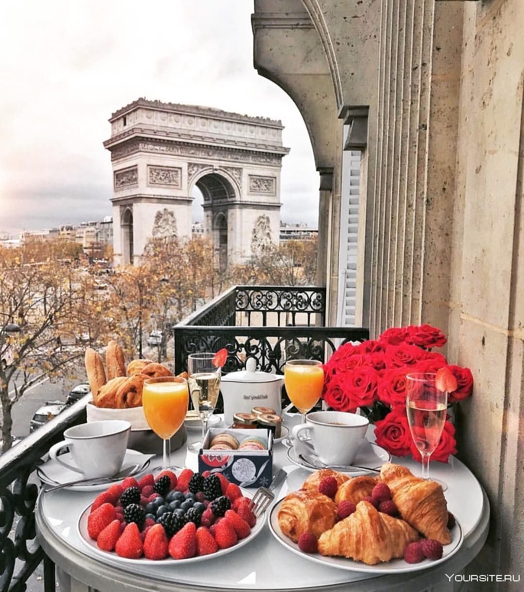 Париж круассаны Эйфелева башня